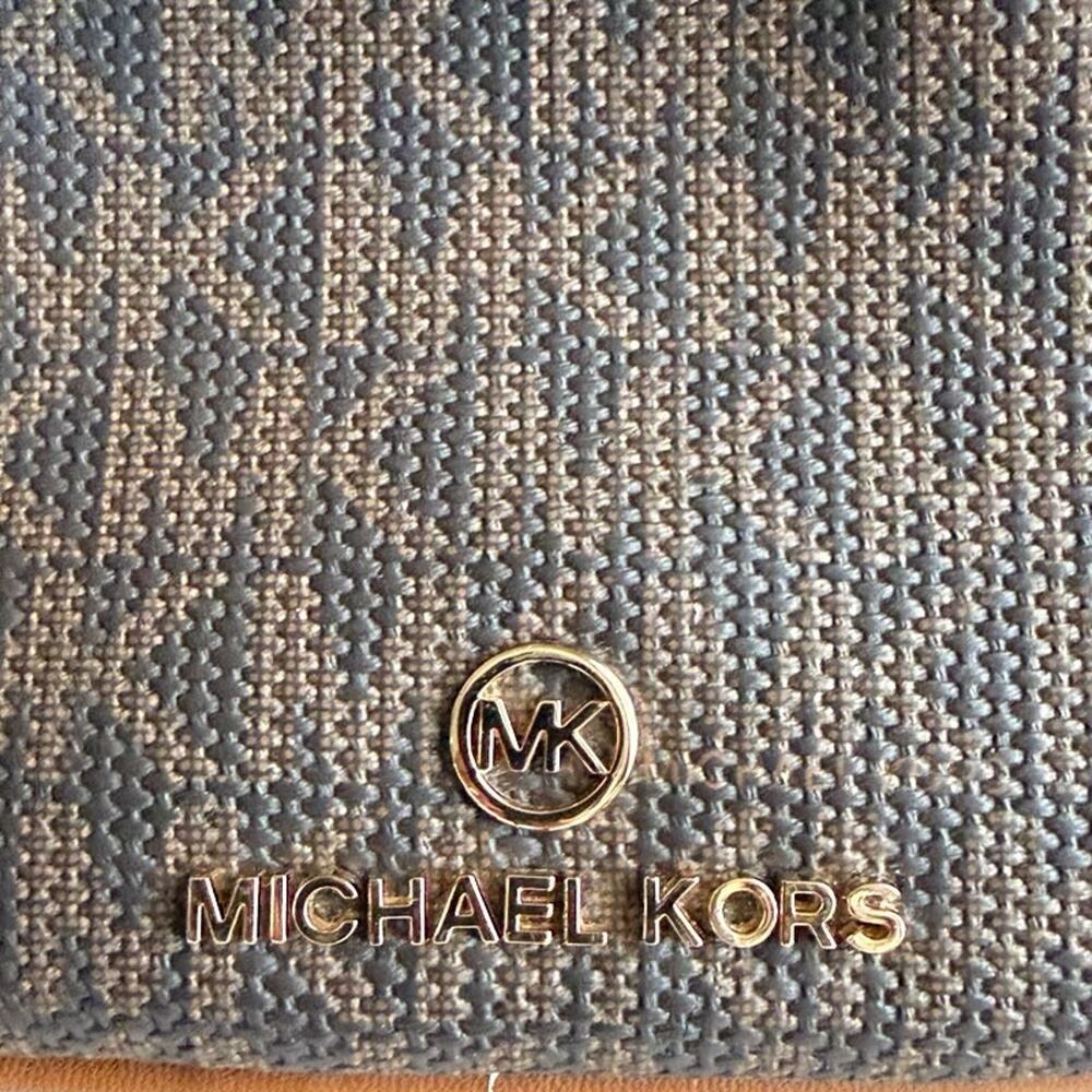 Michael Kors Slater Medium Signature Logo Sling Pack - Picture 2 of 8